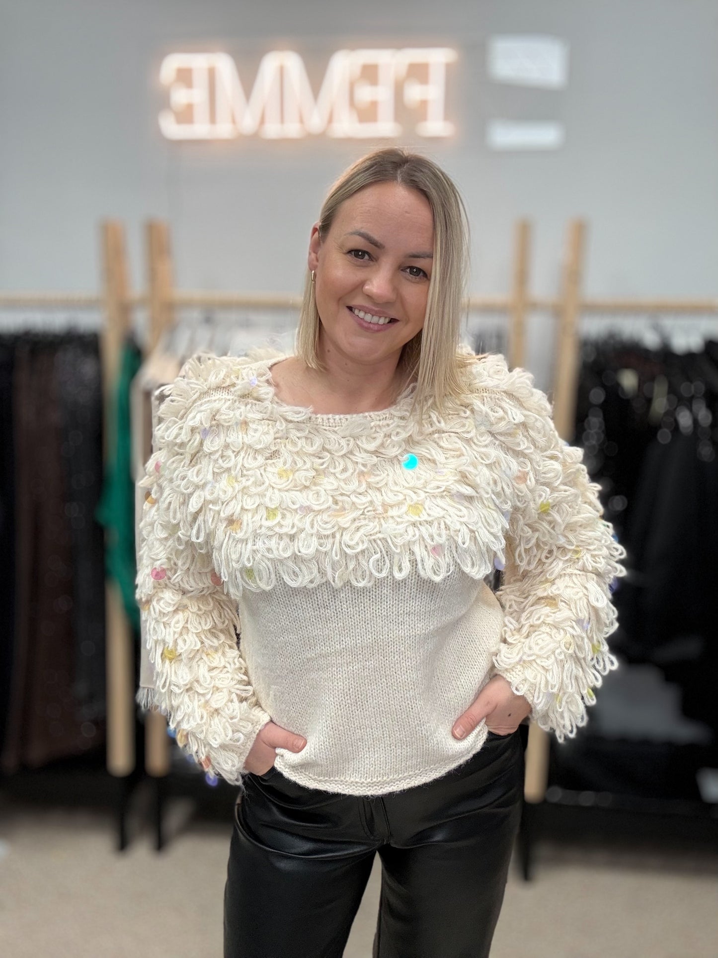 Piena balts džemperis ar cilpām un gliteriem.