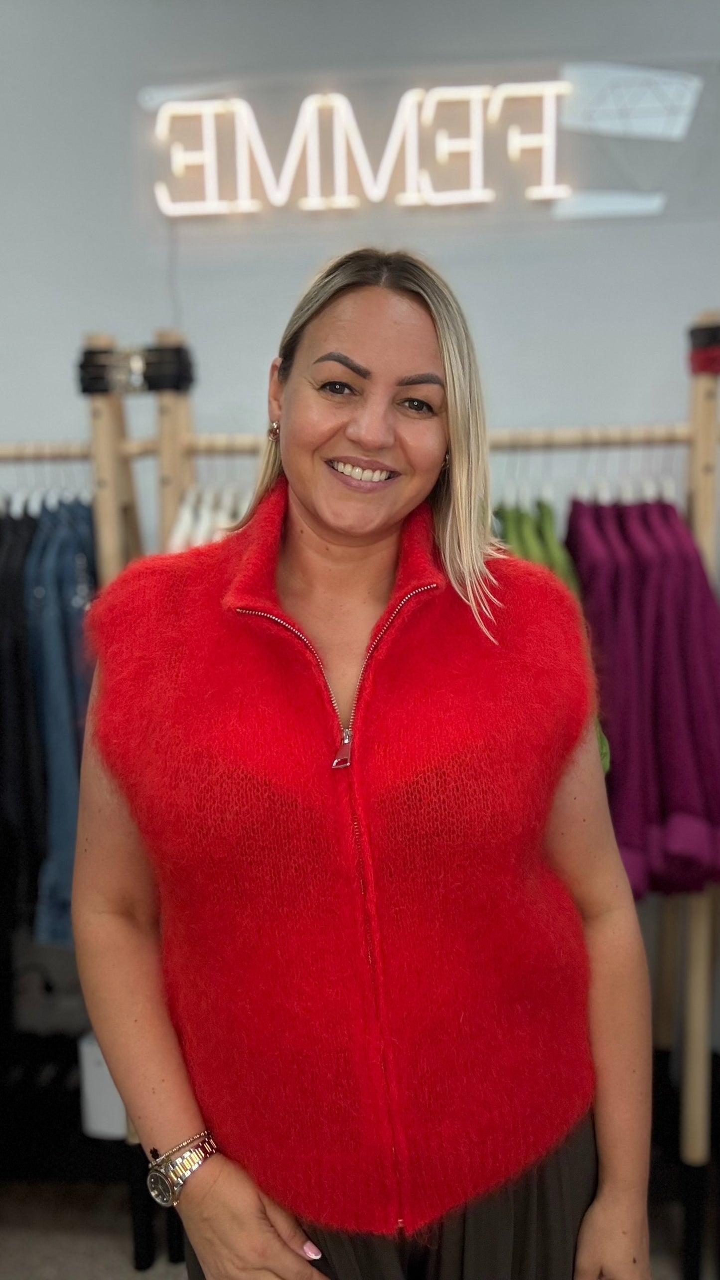 Mohēras veste sarkanā tonī 