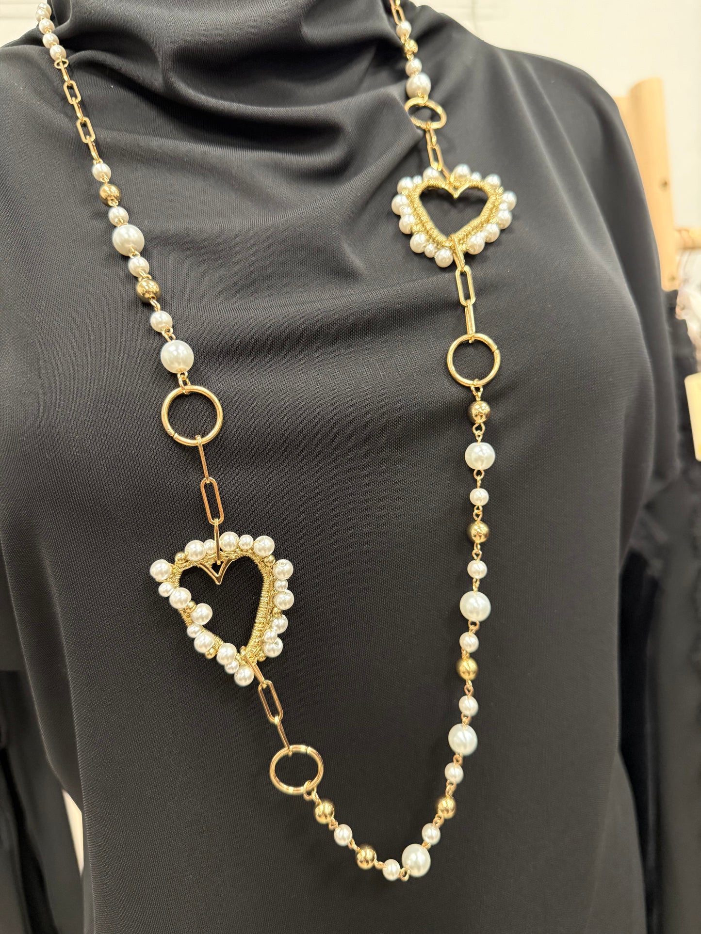 Pērļu kaklarota ar akcentiem 