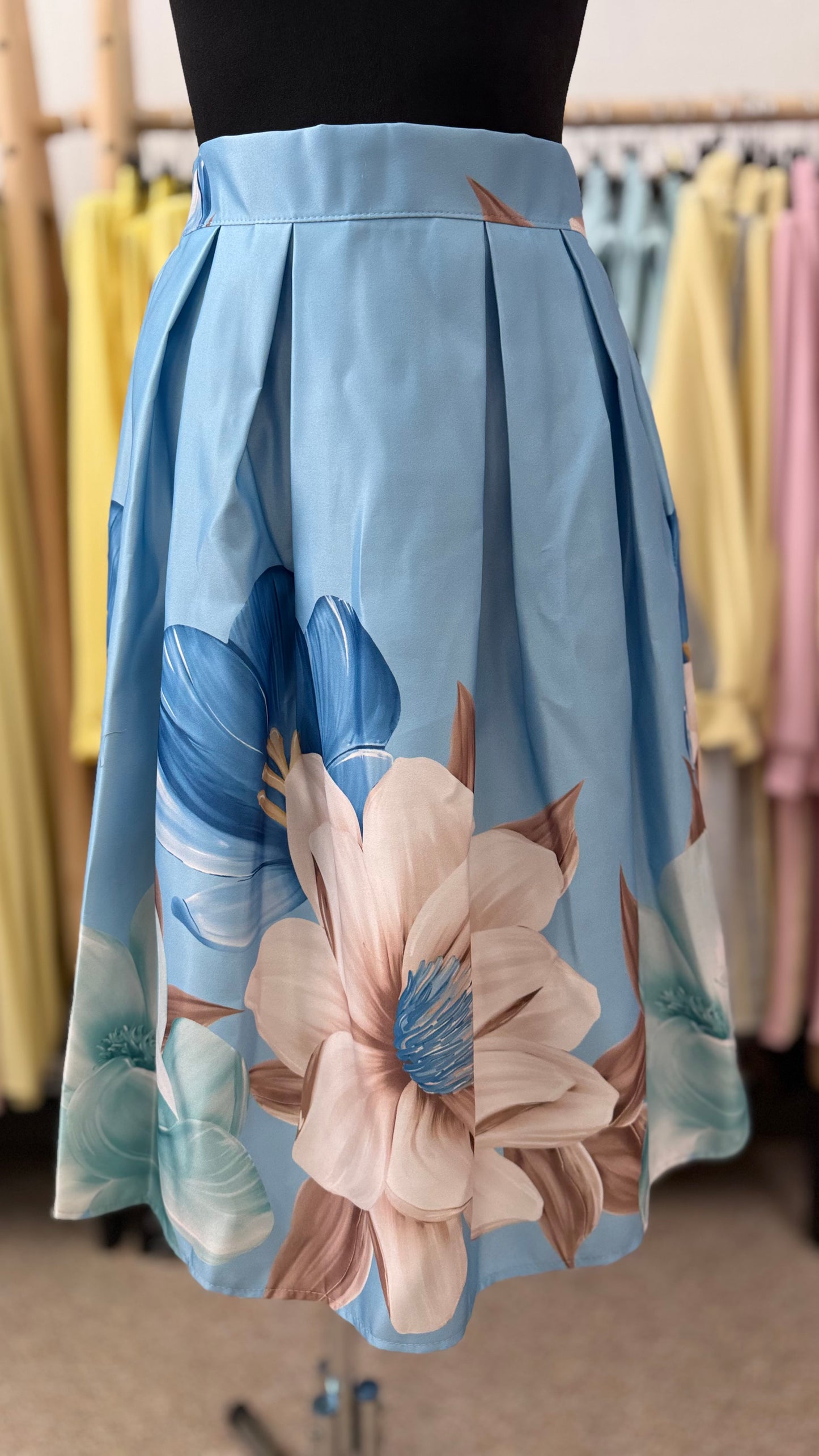 Юбка в цветочек с карманом синего цвета