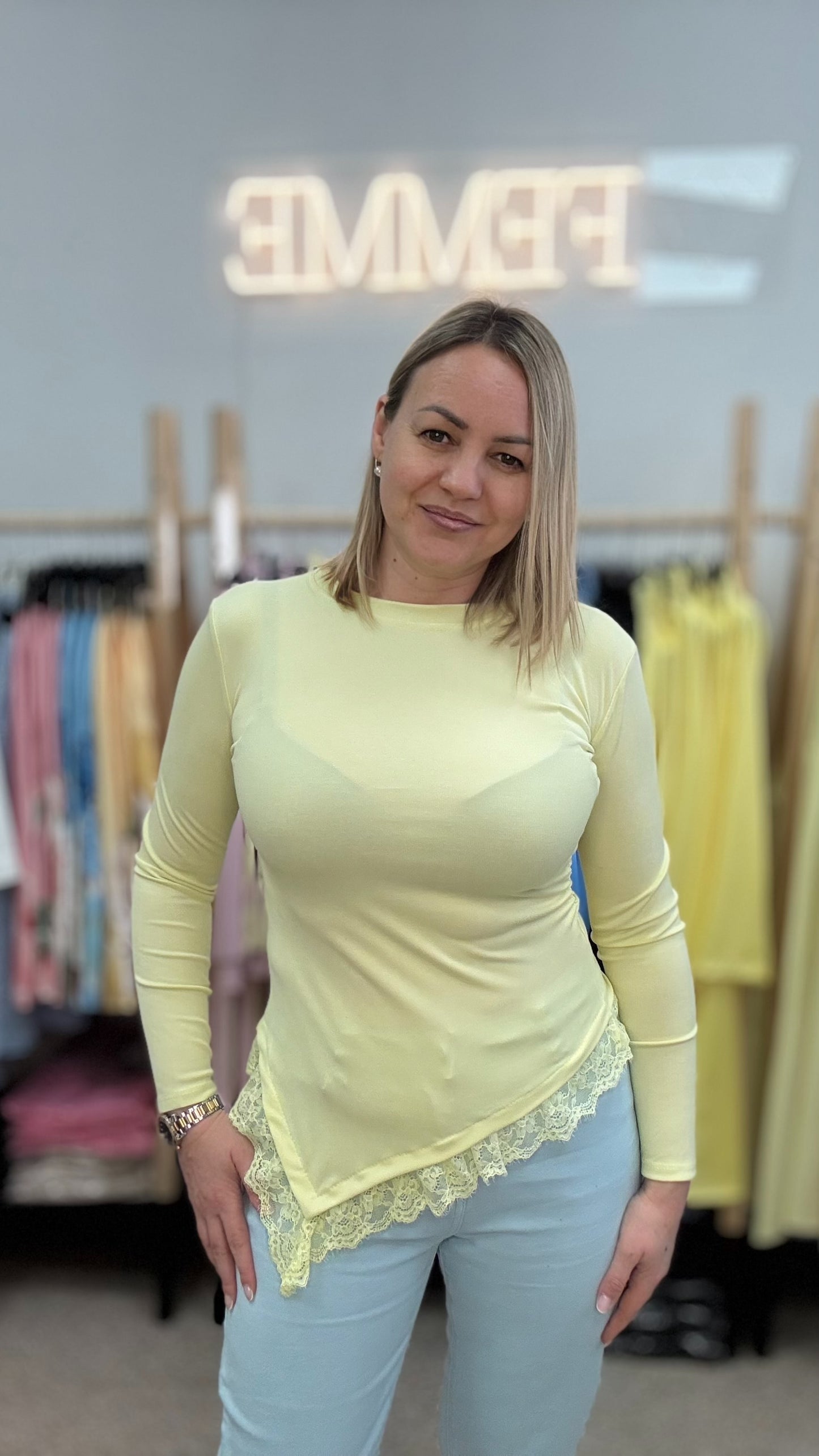 Tops dzeltenā tonī ar mežģīni 