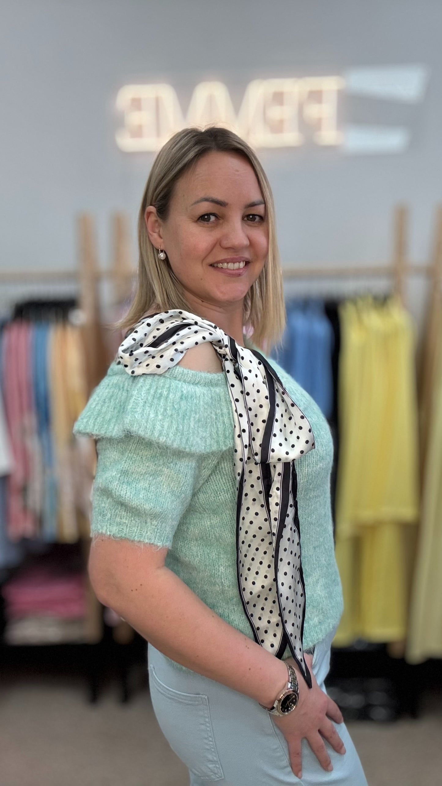 Свитер мягкого зелёного оттенка