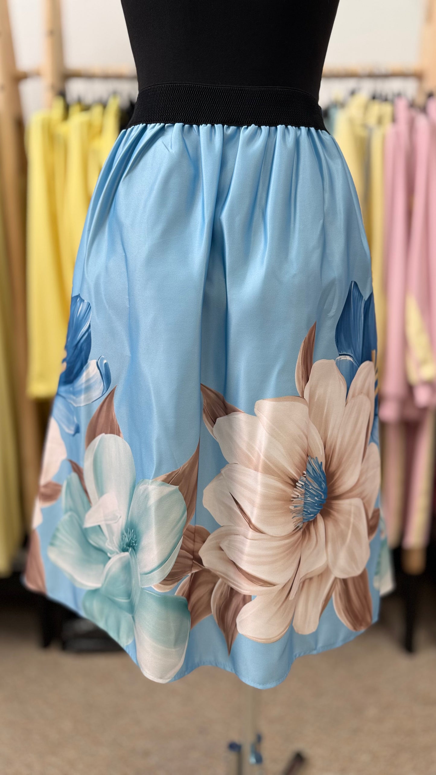 Юбка в цветочек с карманом синего цвета