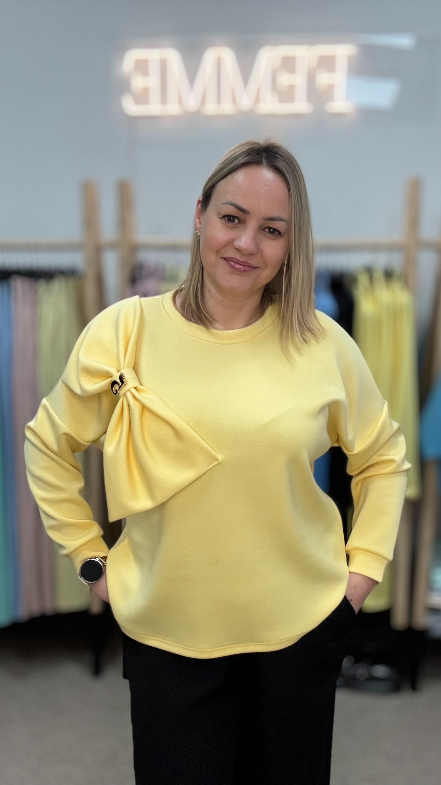 Džemperis dzeltenā tonī ar banti 