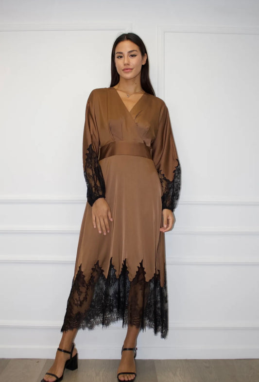 Brũna kleita ar mežğīnēm 