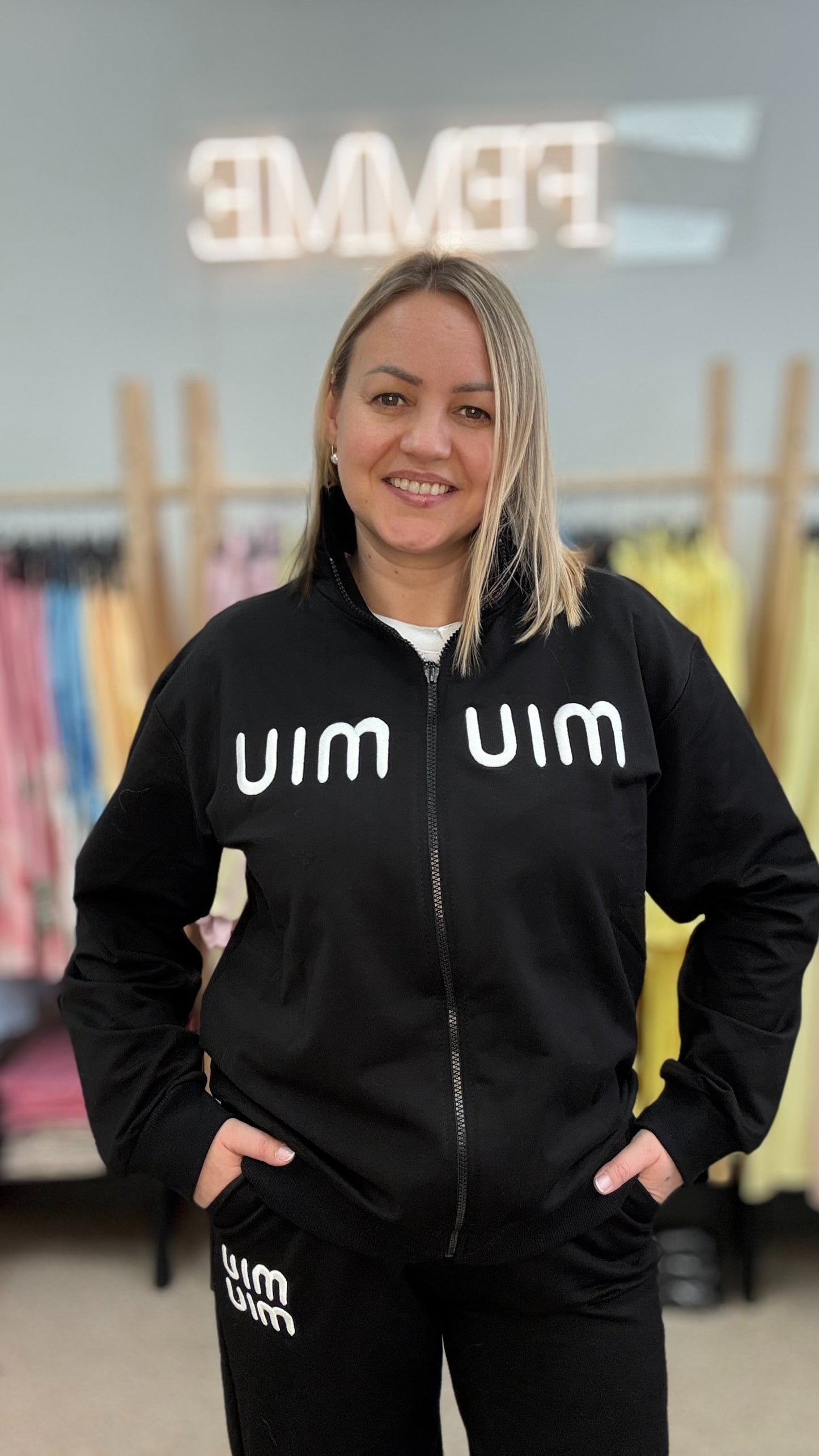 Brīvā laika kostīms melnā krāsā