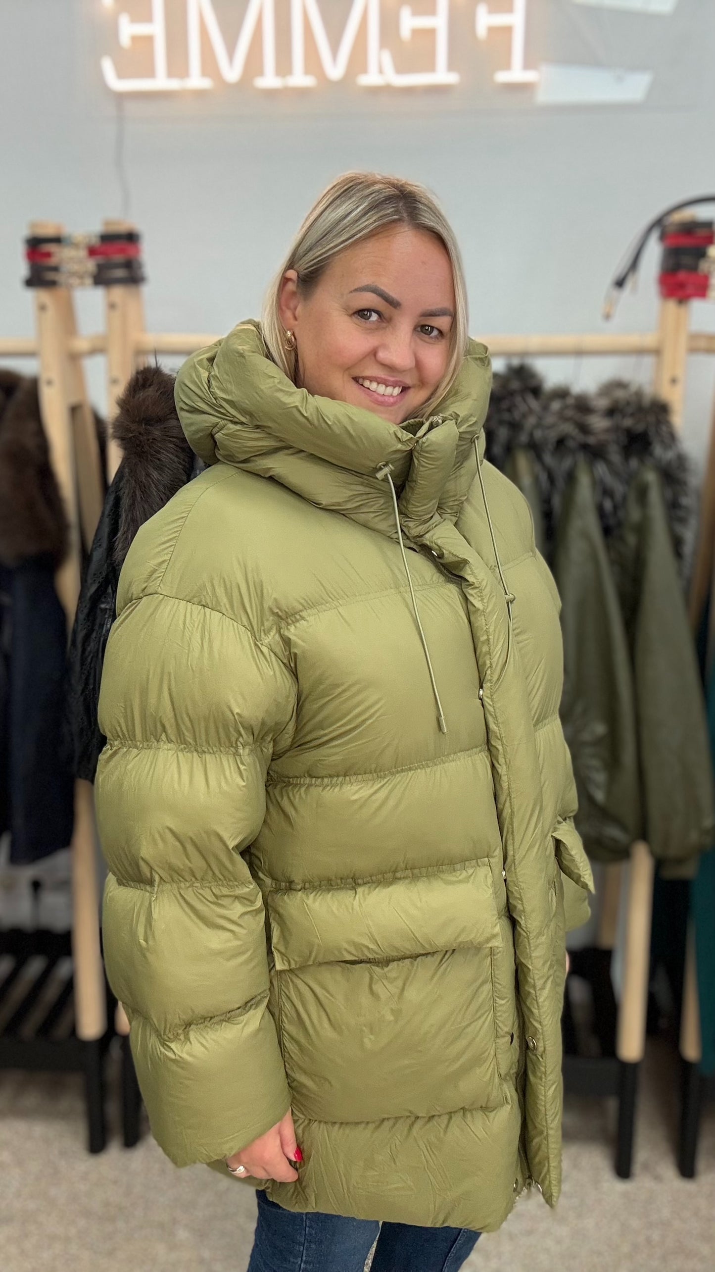 Пуховик оливкового цвета
