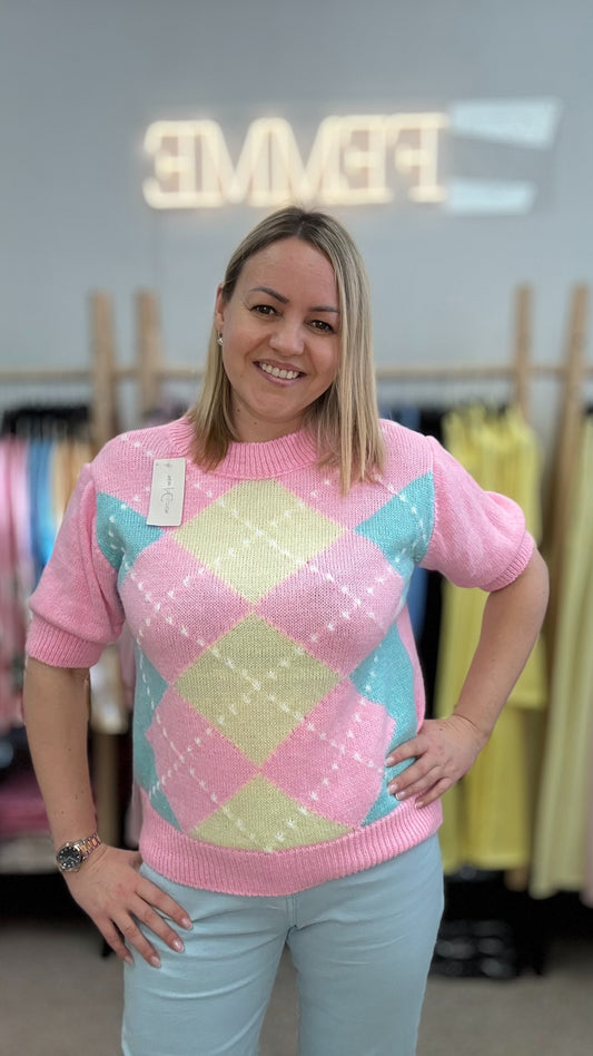 Rozā džemperis ar dimanta rakstu