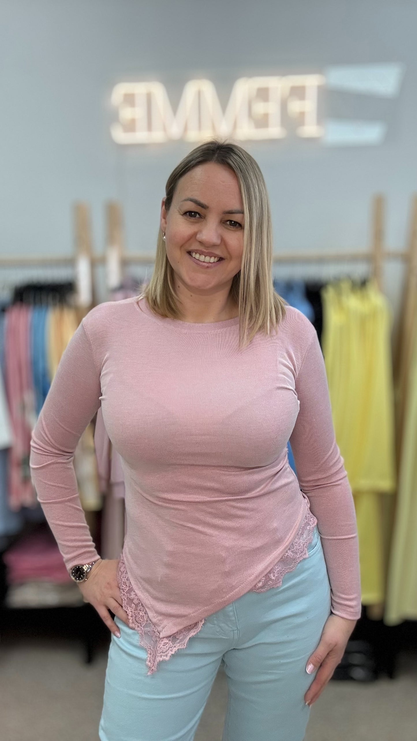 Tops rozā tonī ar mežģīni 