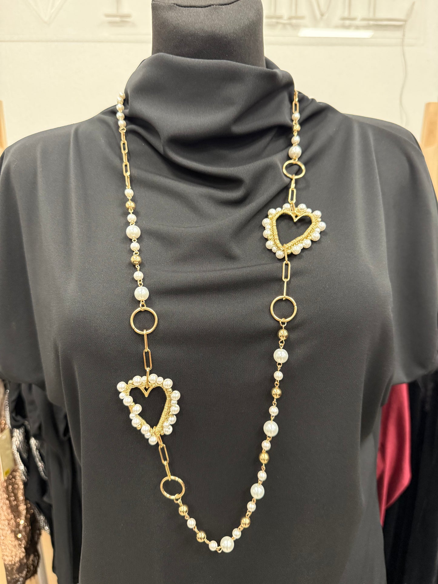 Pērļu kaklarota ar akcentiem 