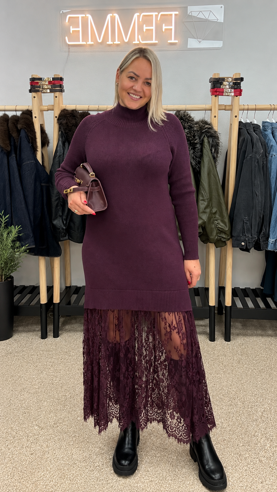 Kleita burgundijas tonī ar mežģīnēm 