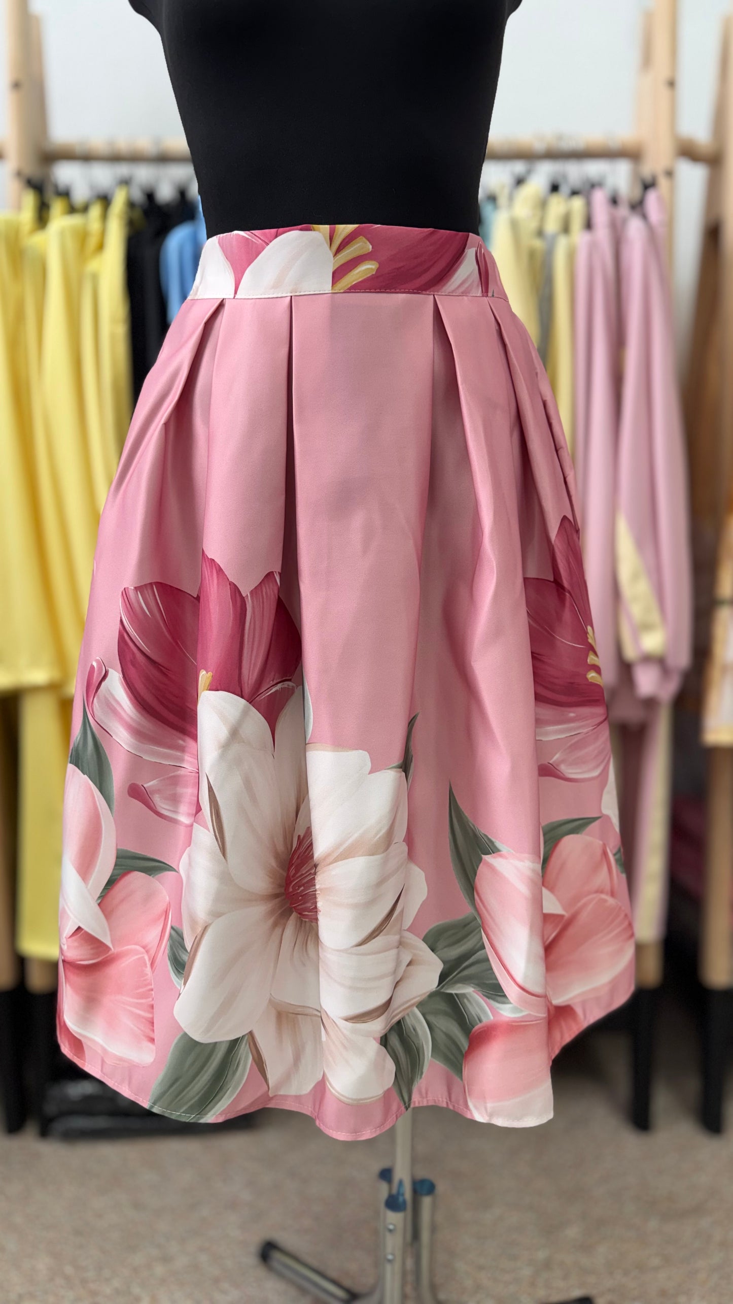 Цветочная юбка с карманом розового оттенка