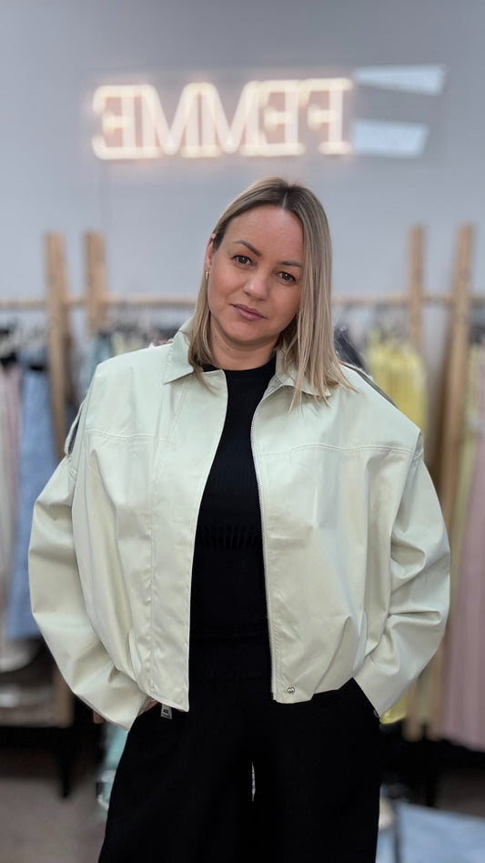 Jaka maigi zaļā tonī