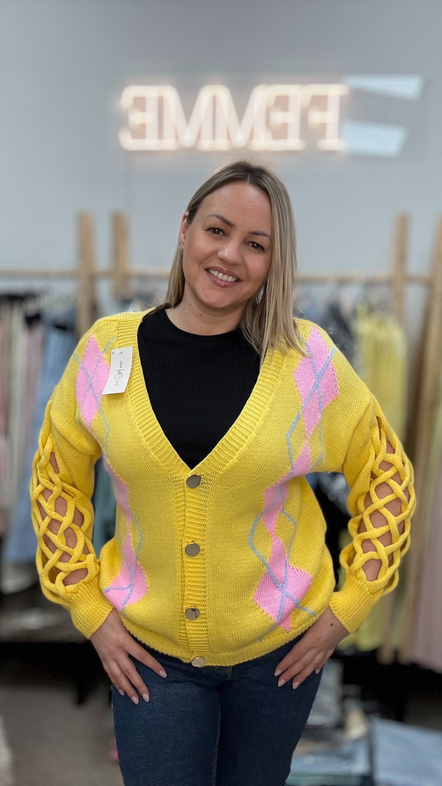 Dzeltena jaka ar rombiem 