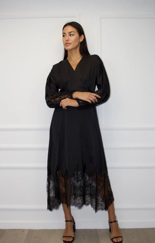 Melna kleita ar mēžīnèm 