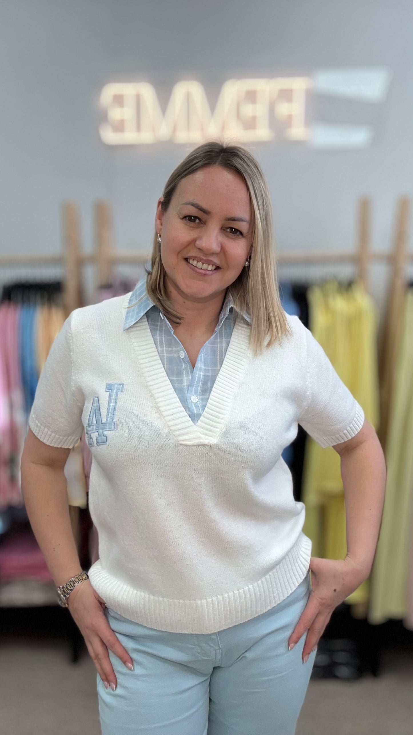 Вязаный свитер с коротким рукавом белого цвета