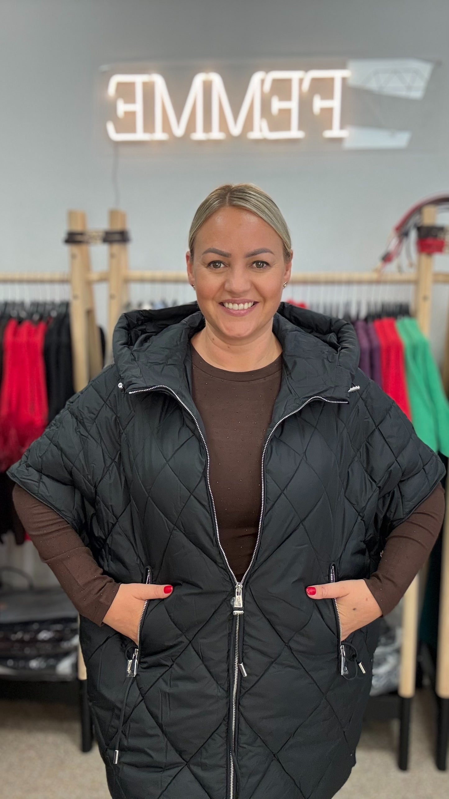 Veste melnā tonī