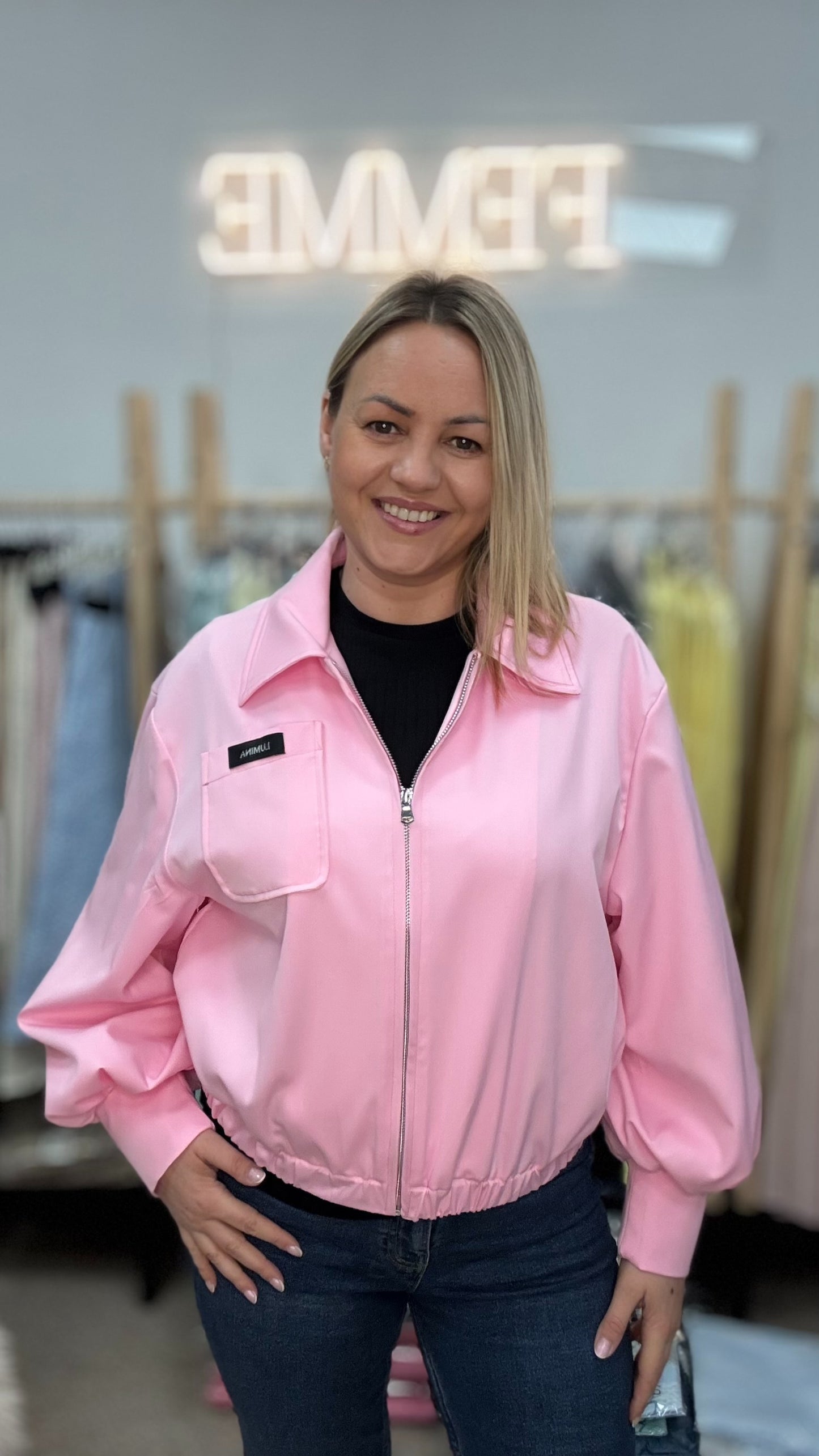 Lumina jaka rozā tonī