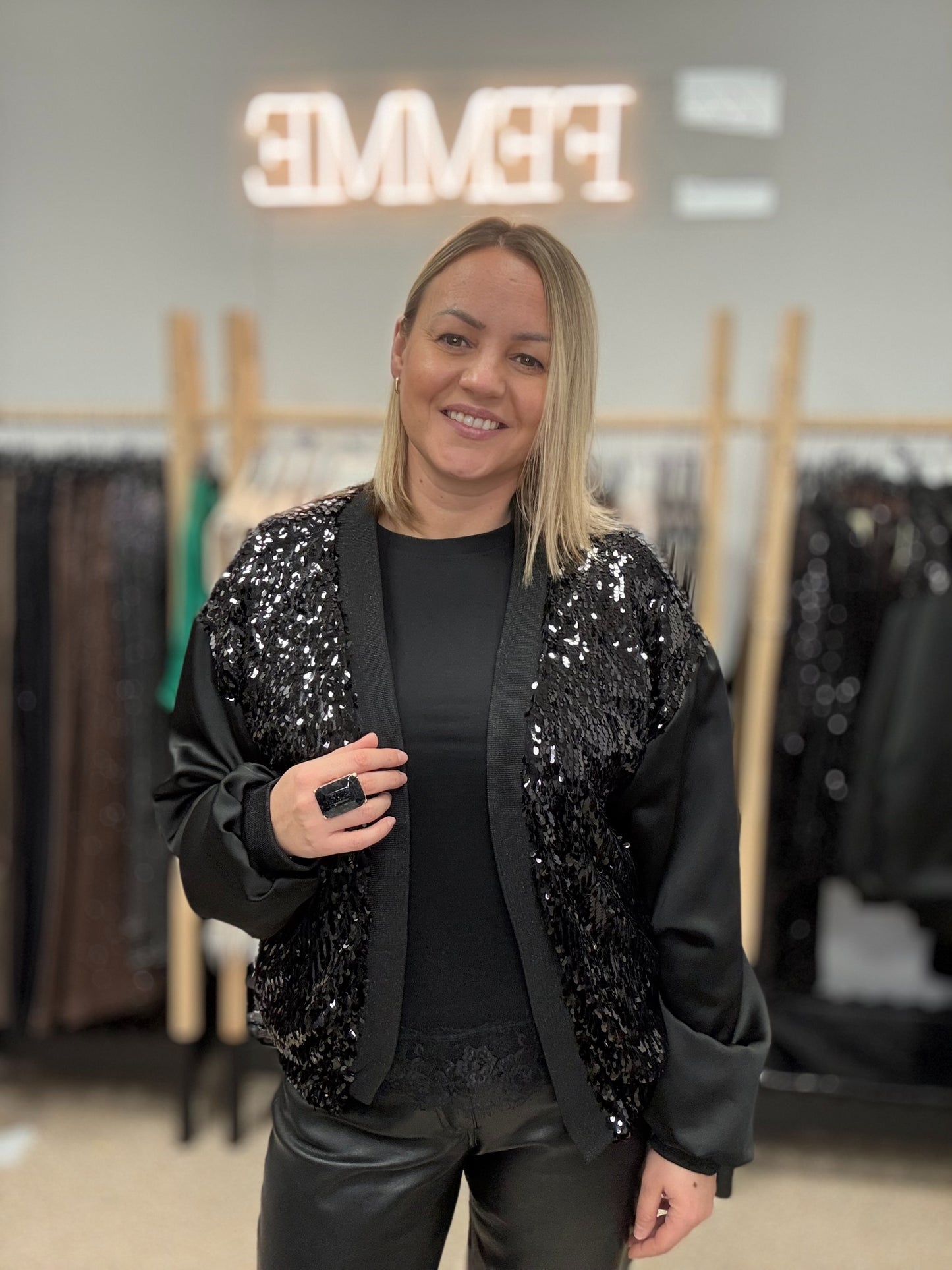 Eleganta melna jaka ar fliteriem 