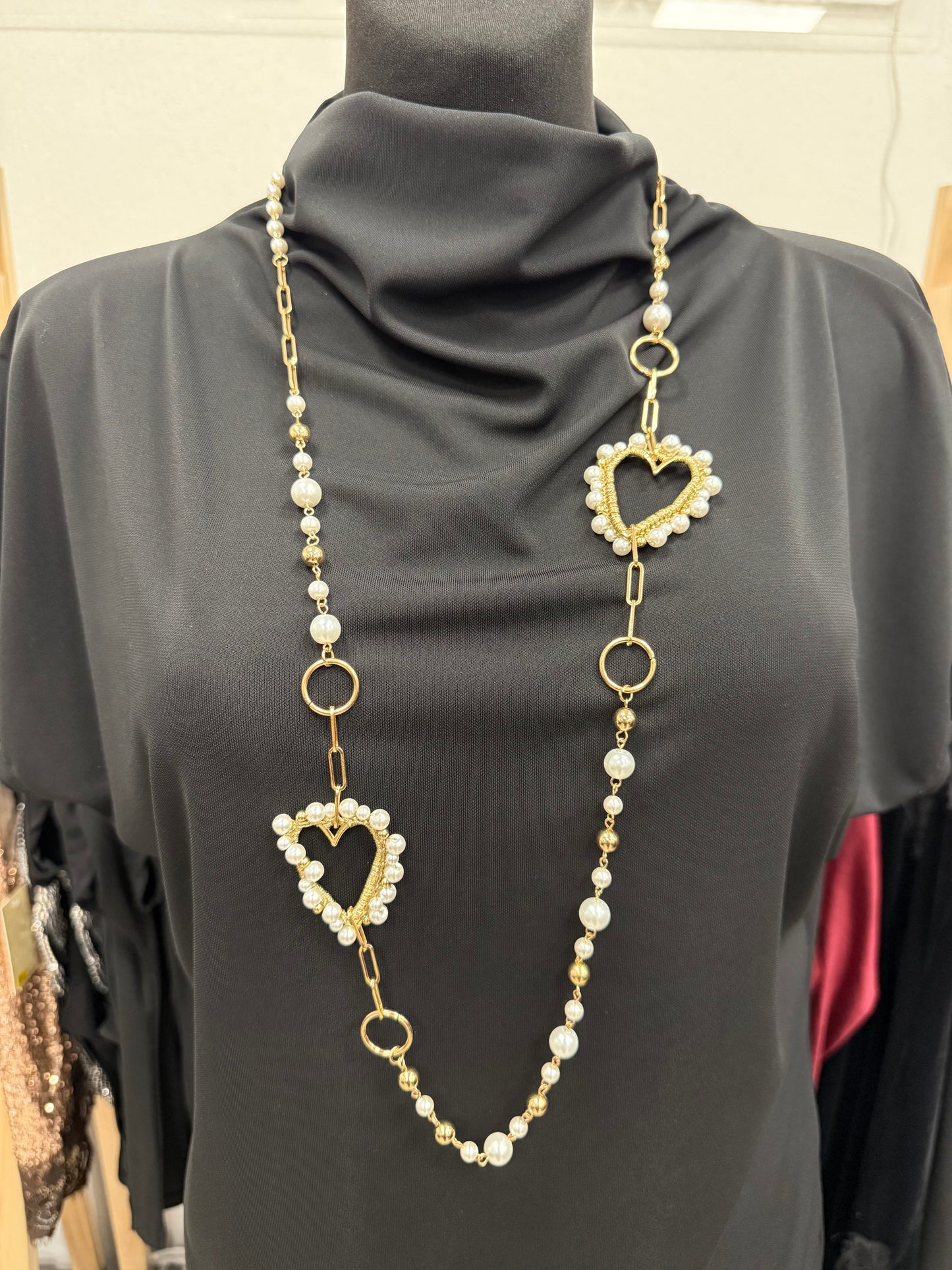 Pērļu kaklarota ar akcentiem 