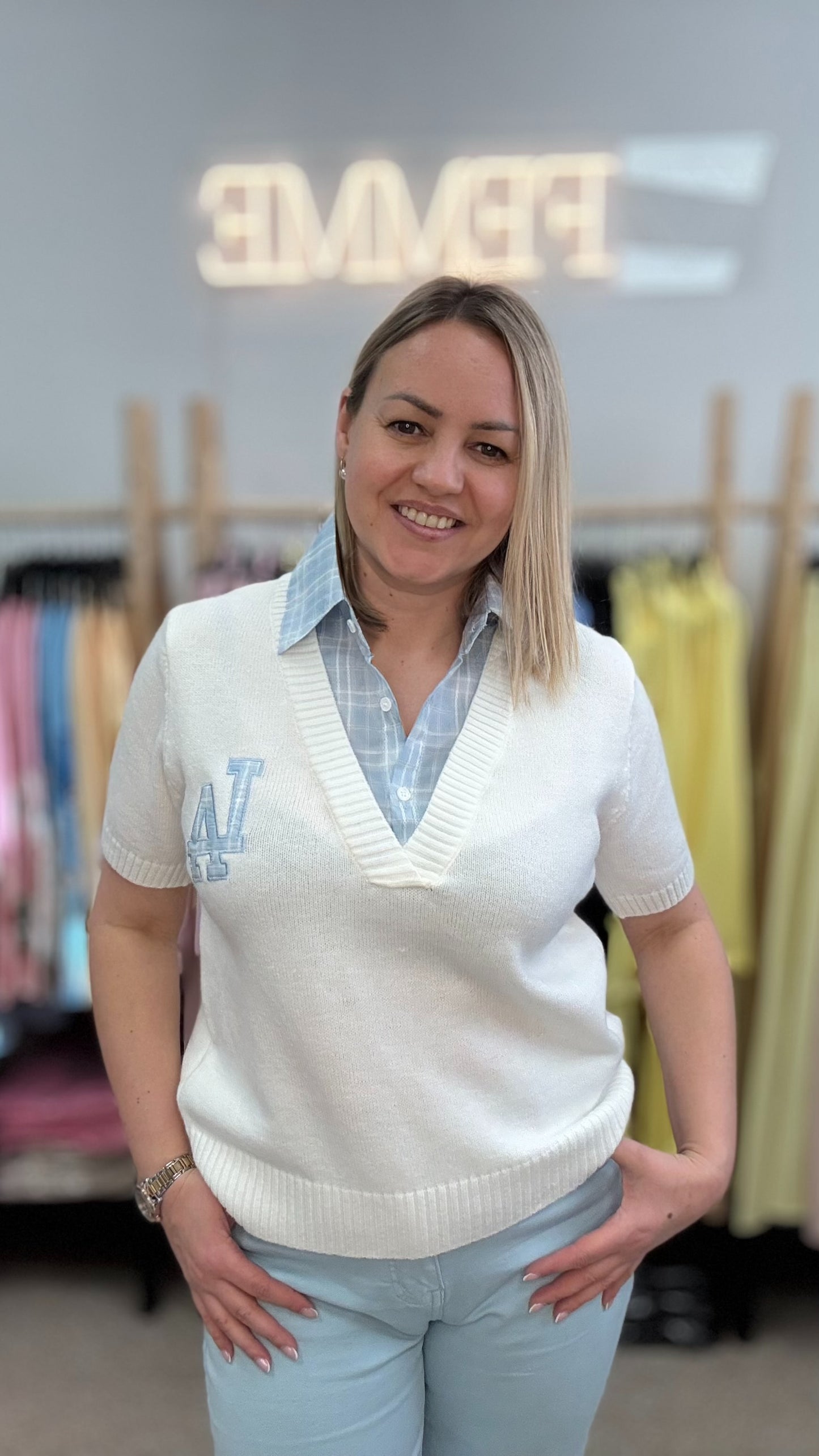 Вязаный свитер с коротким рукавом белого цвета