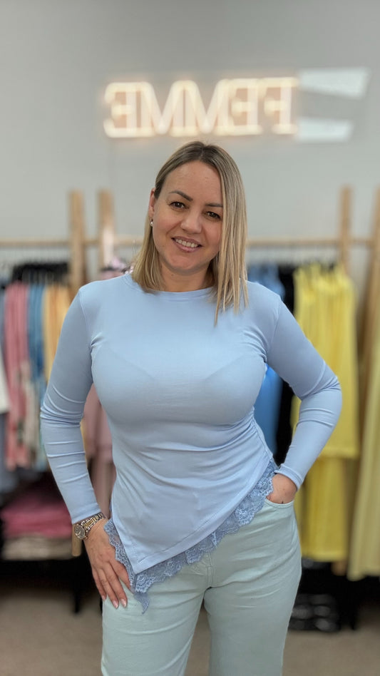 Tops zilā tonī ar mežģīni 