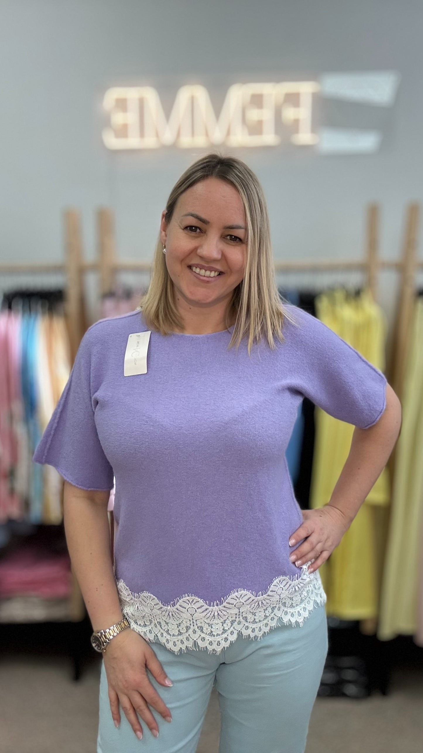 Сиреневый свитер с кружевной отделкой