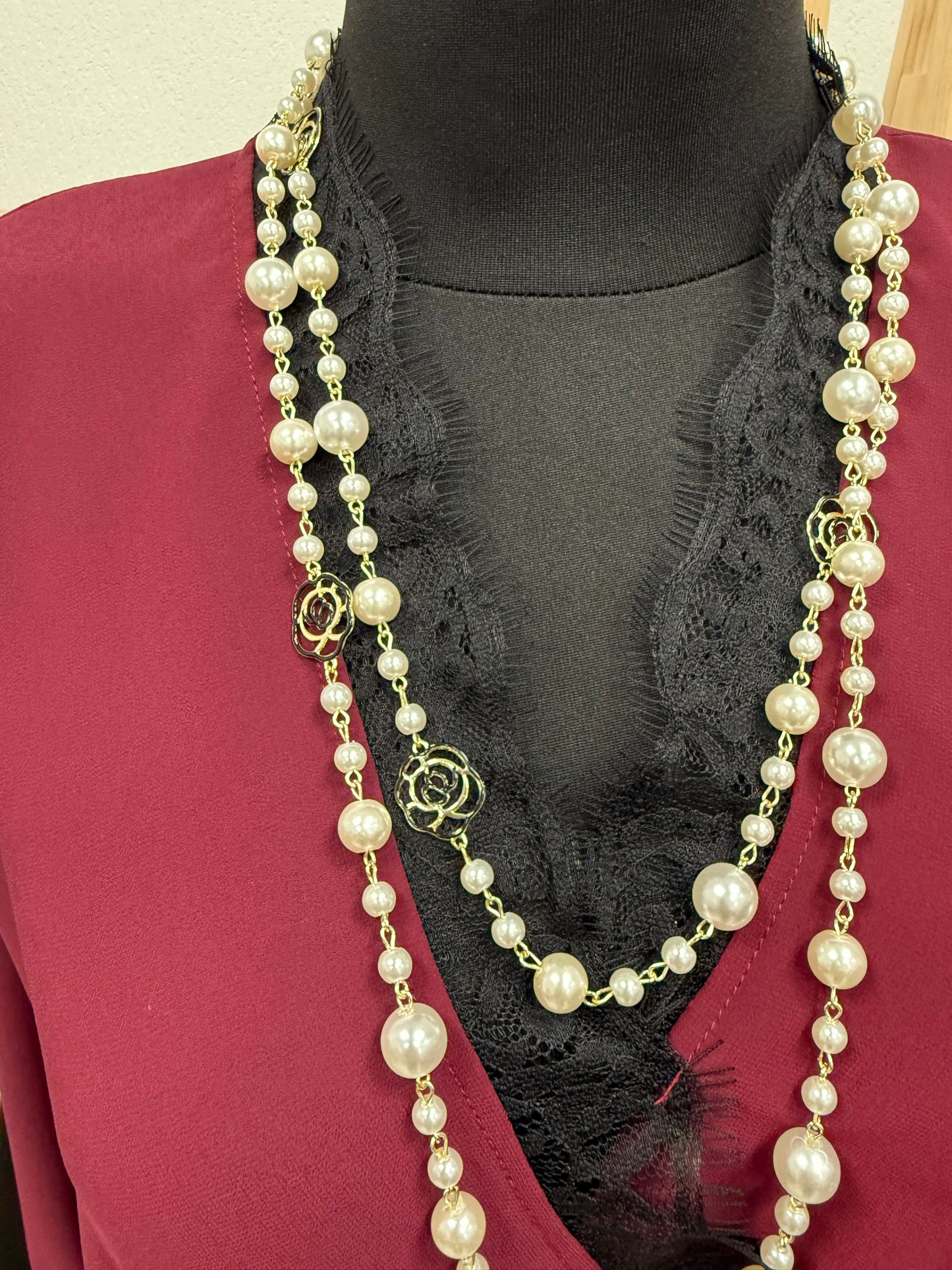 Pērļu kaklarota ar akcentiem 