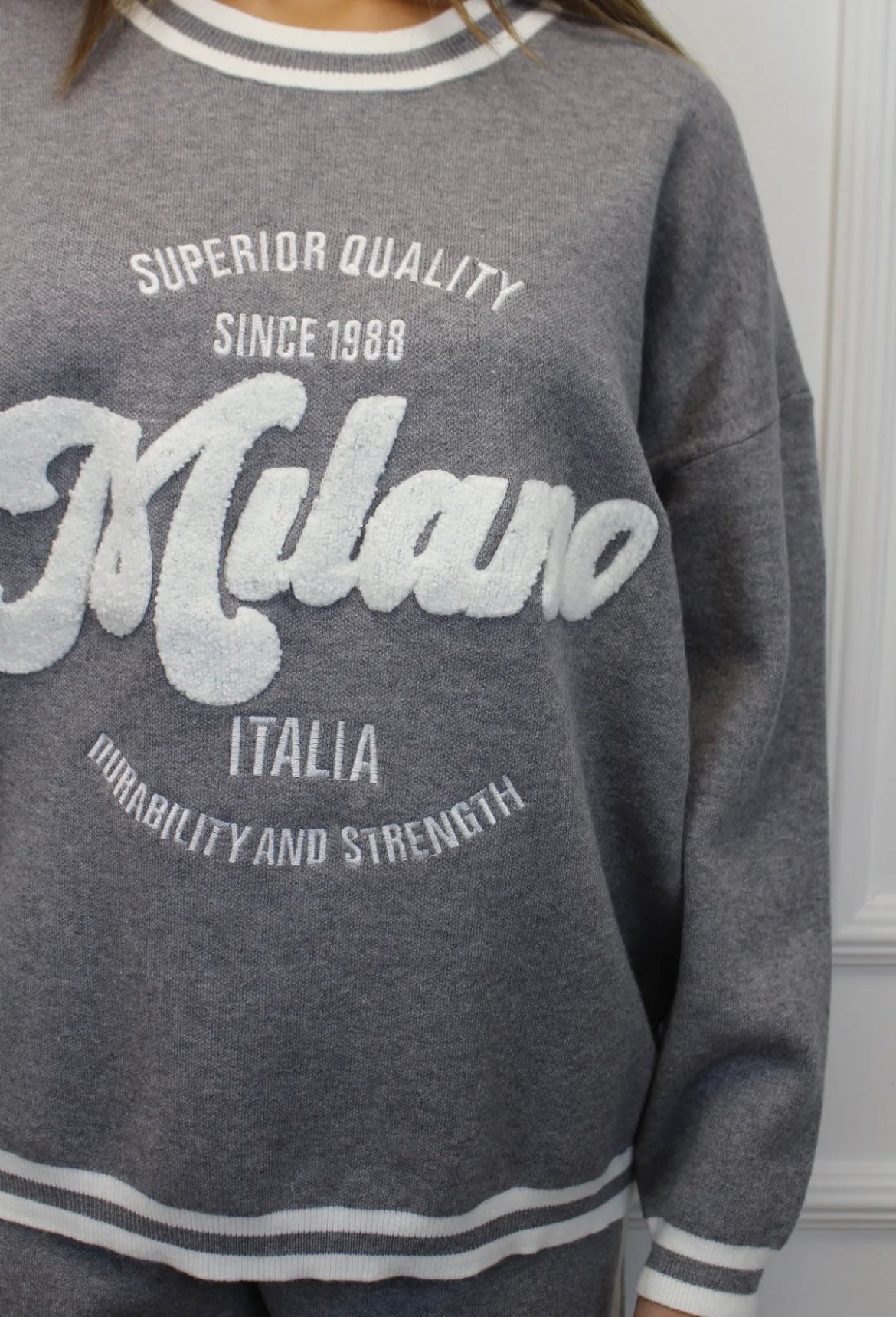 Milano kostīms pelēkà tonī