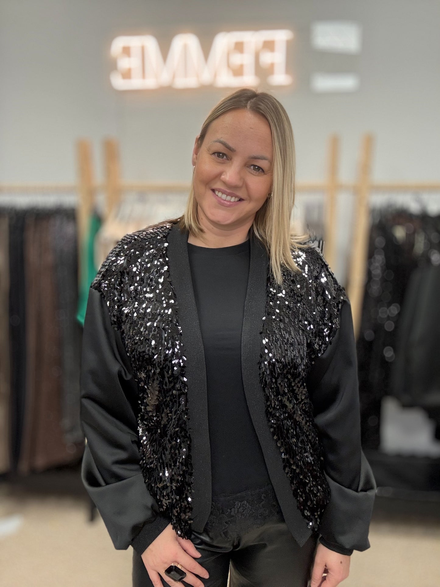 Eleganta melna jaka ar fliteriem 