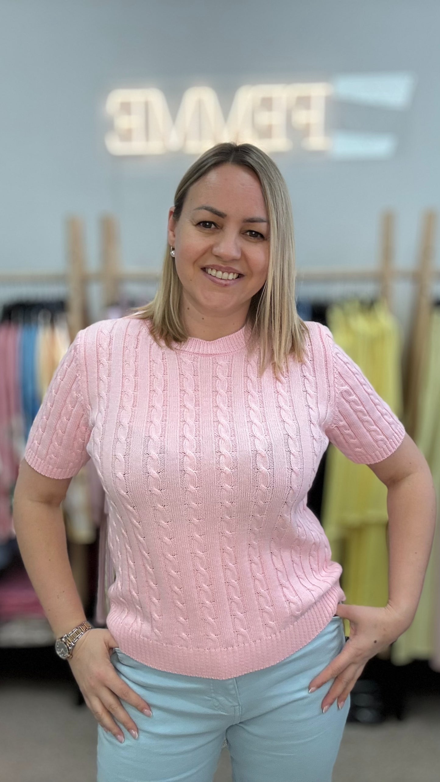 Розовый свитер с косами