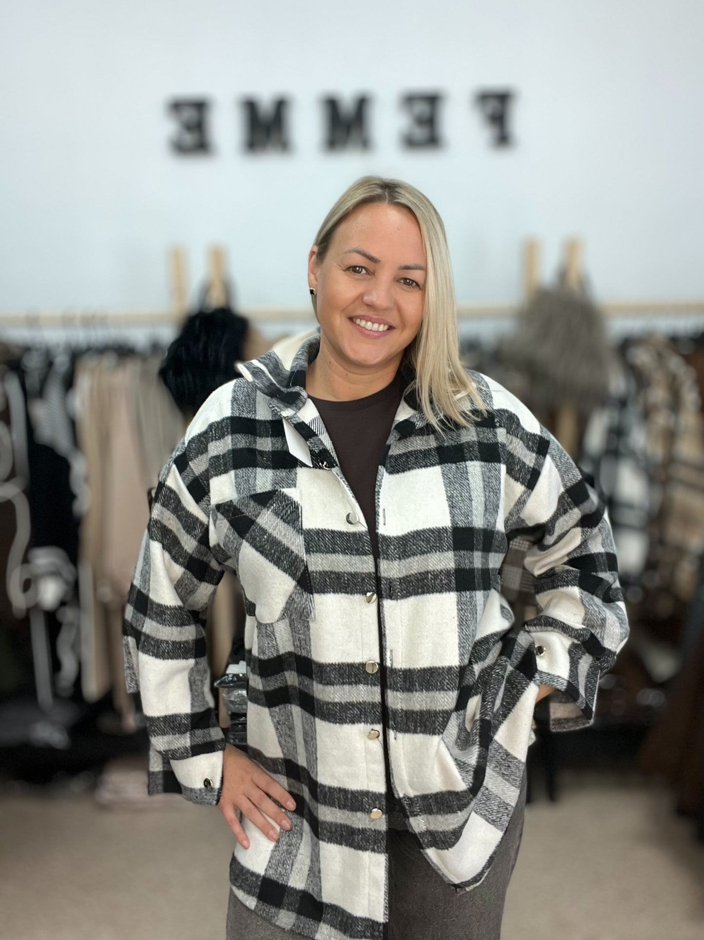 Rūtains krekls , melnos toņos 