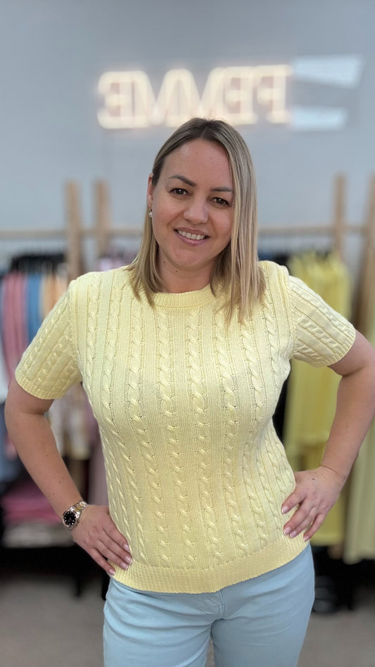 Dzeltenā tonī dzemperītis ar pīnītēm 