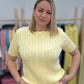 Жёлтый свитер с косами