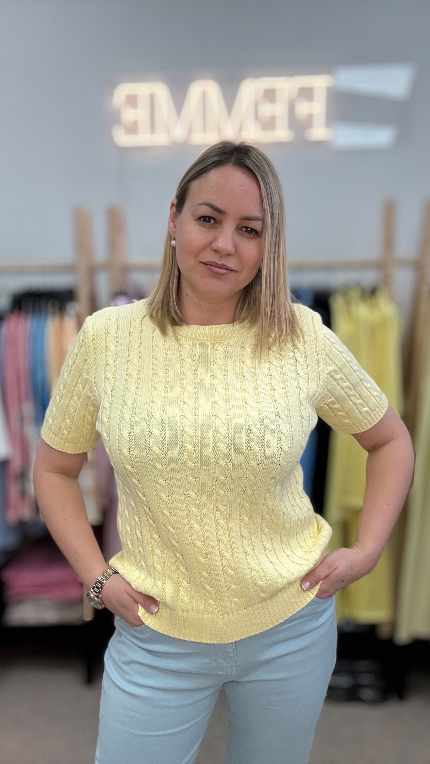 Жёлтый свитер с косами