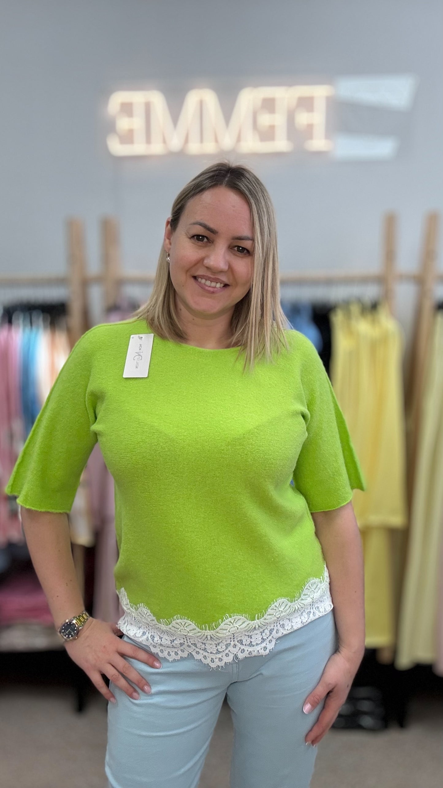 Зелёный свитер с кружевной отделкой