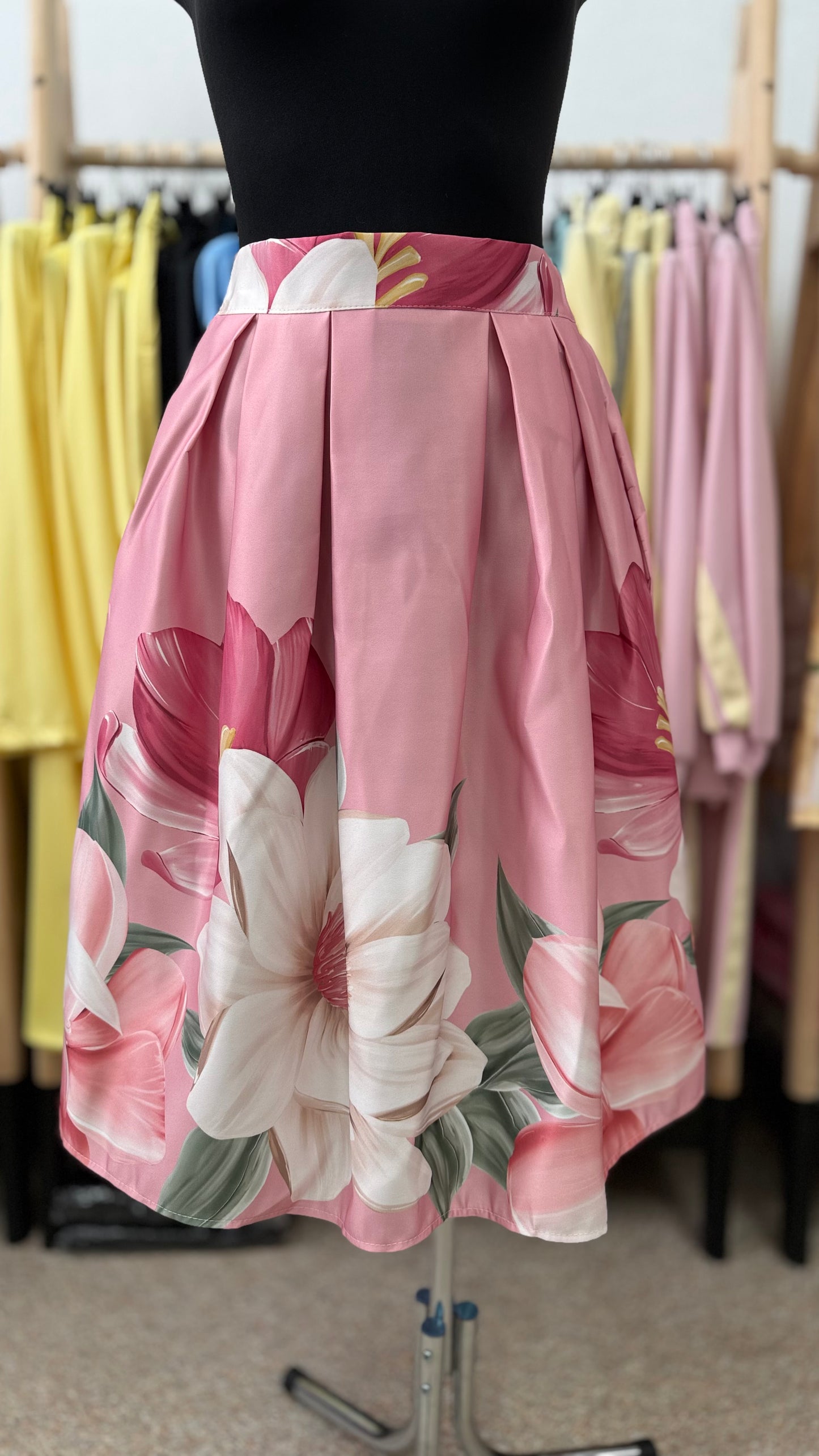 Цветочная юбка с карманом розового оттенка