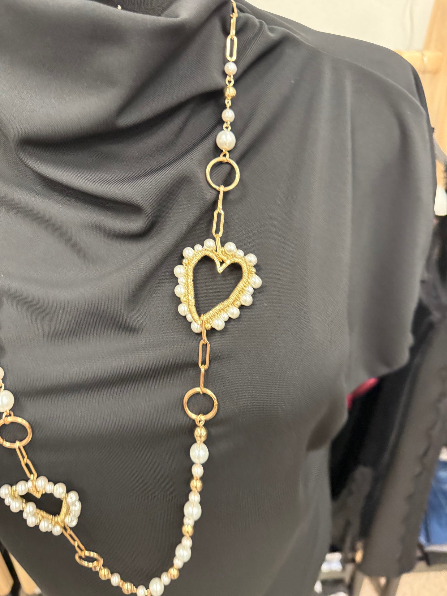 Pērļu kaklarota ar akcentiem 