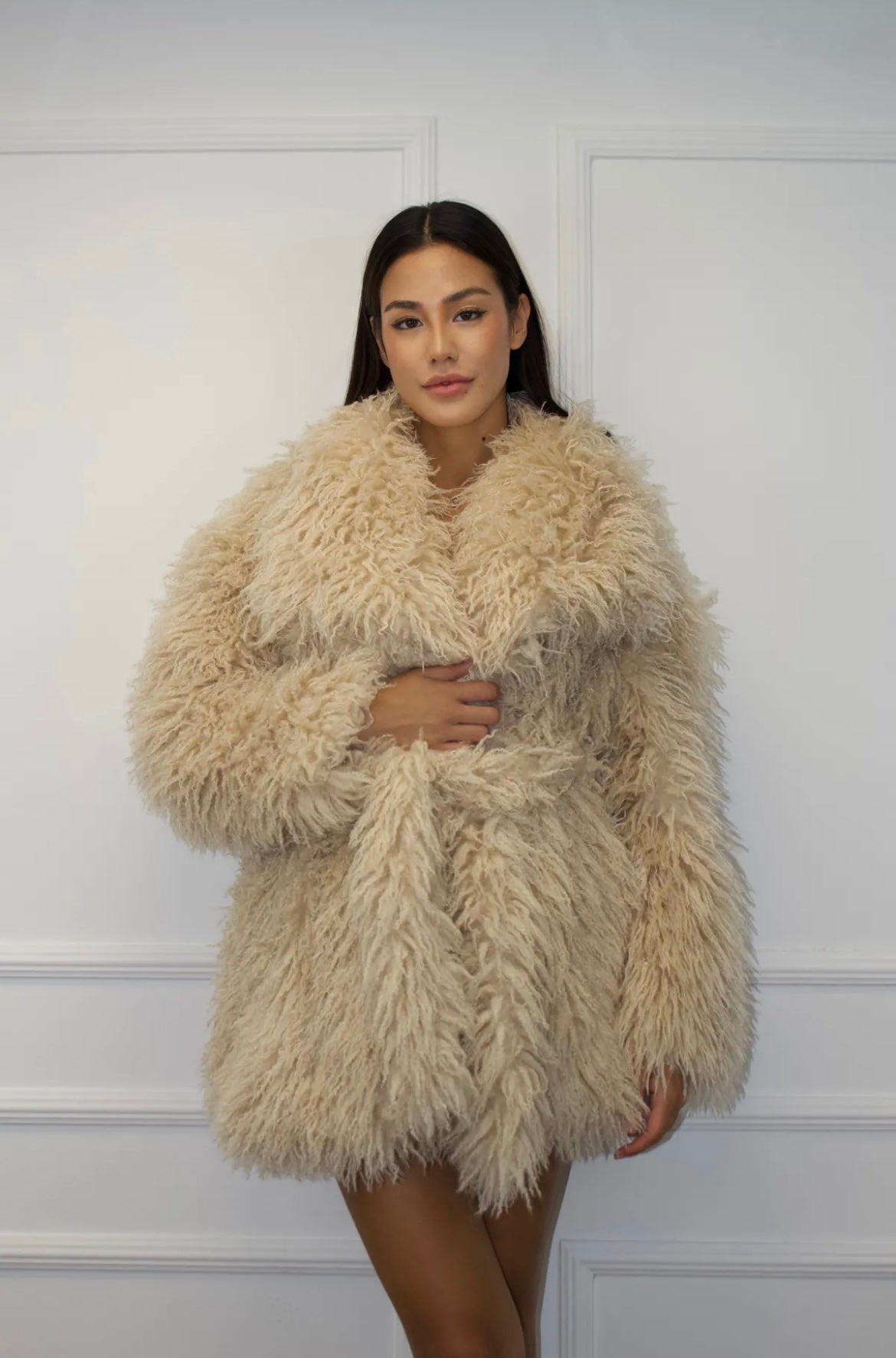 Mākslīgās kažokādas kažoks bēšā tonī 