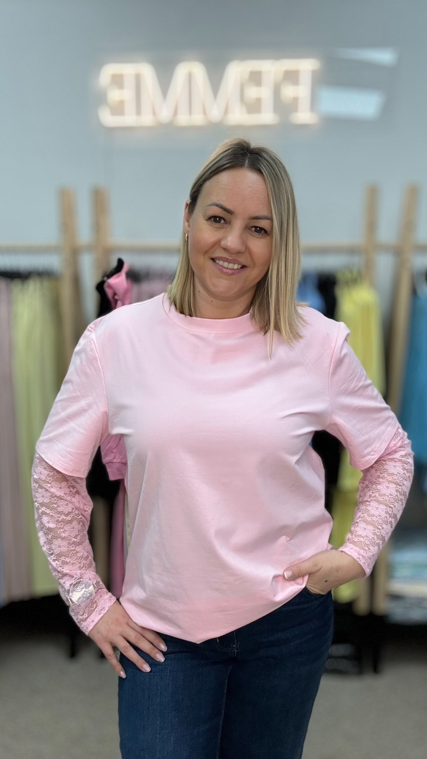 Розовая футболка с кружевными рукавами