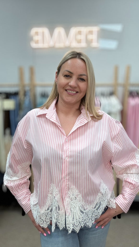 Rozā svītraina blūze ar mežģīnēm