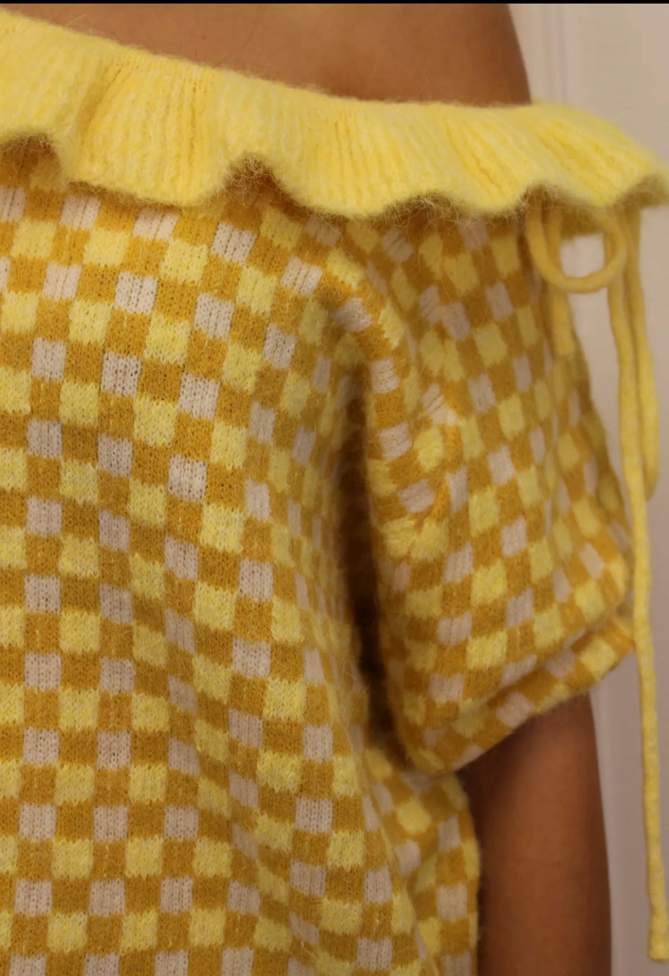 Свитер с короткими рукавами, жёлтого цвета 