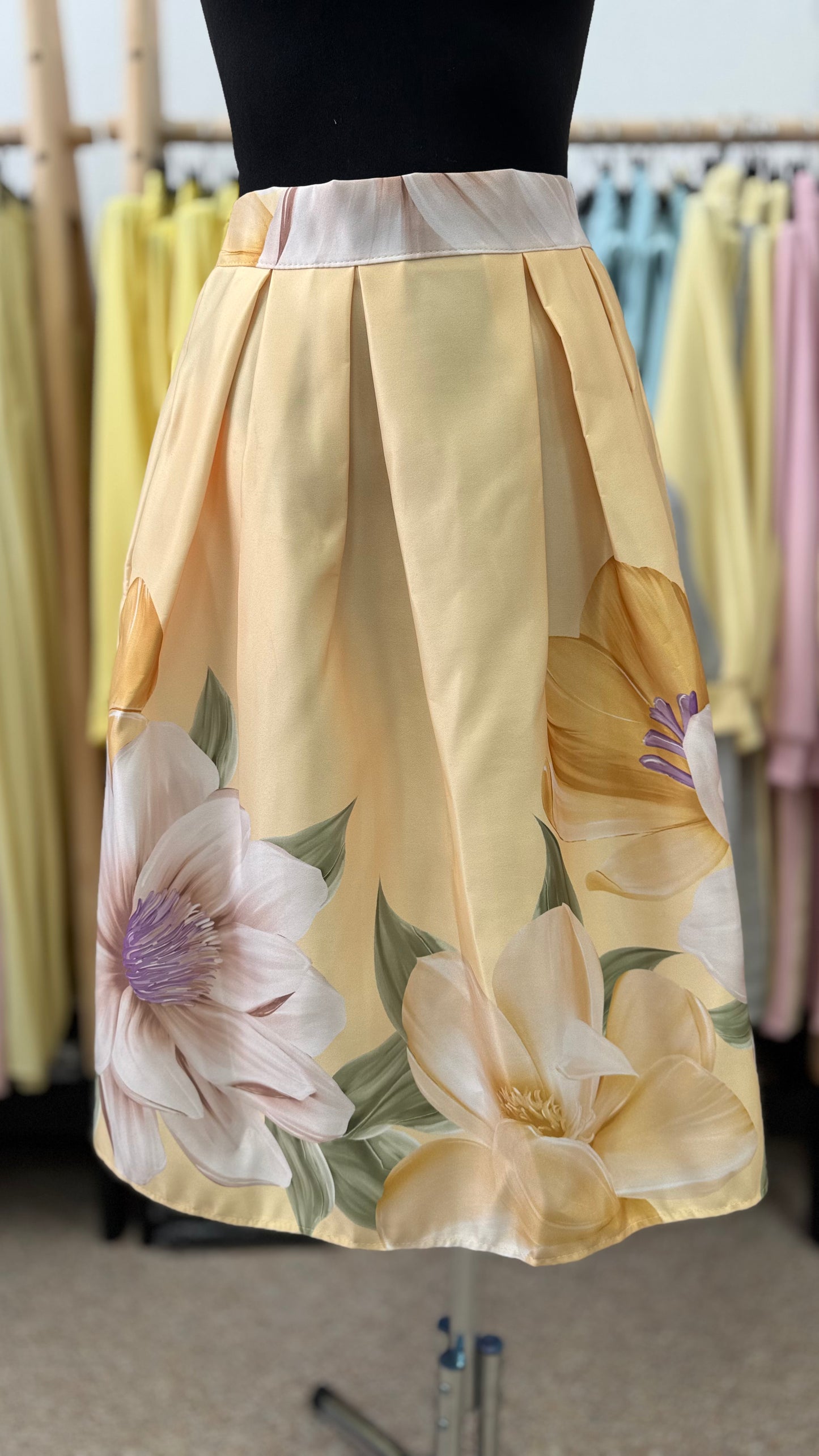 Юбка в цветочек с карманом желтого оттенка