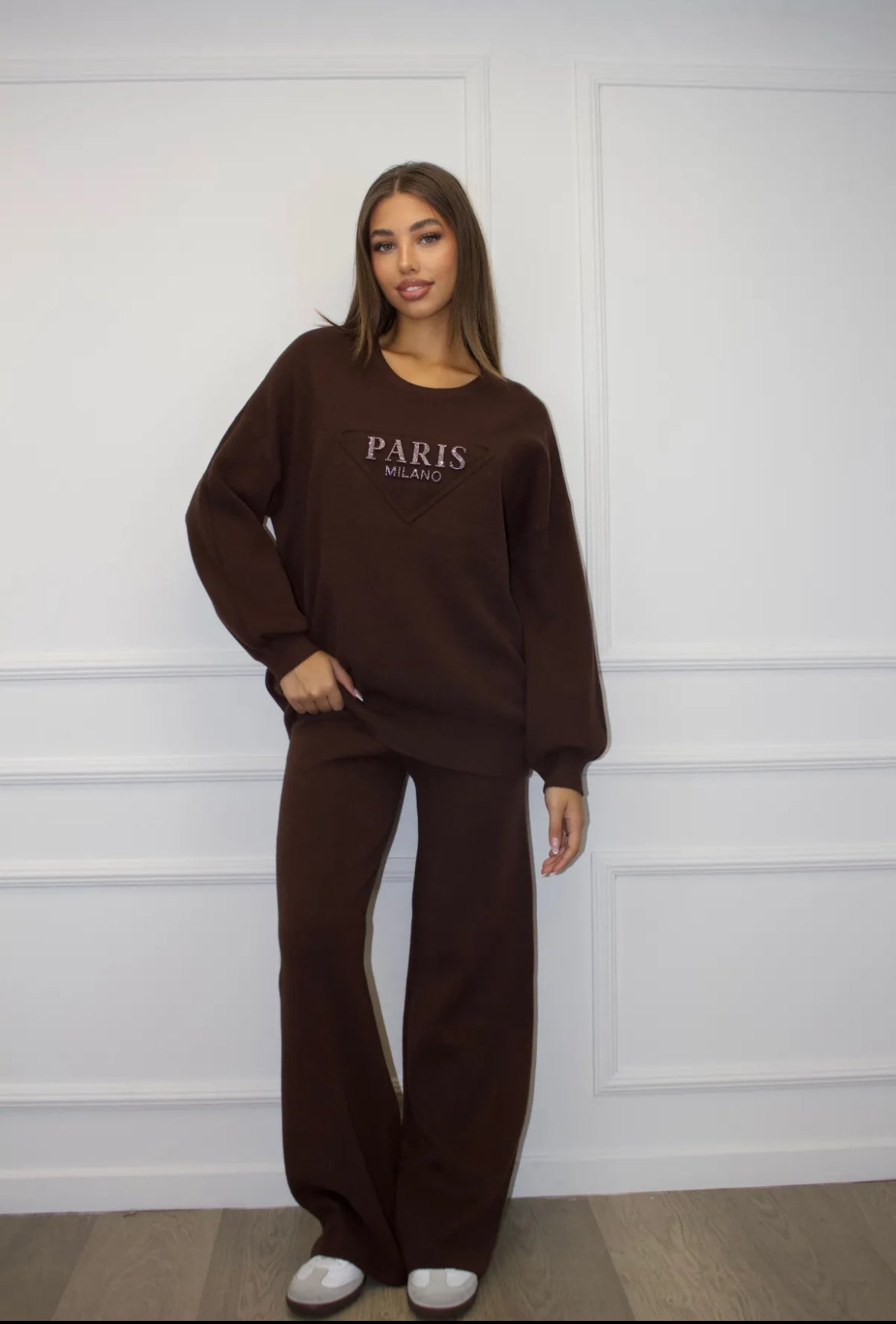 Paris kostīms šokolādes tonī 