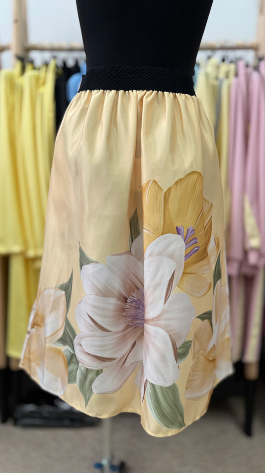 Ziedu svārki ar kabatām dzeltenā tonī