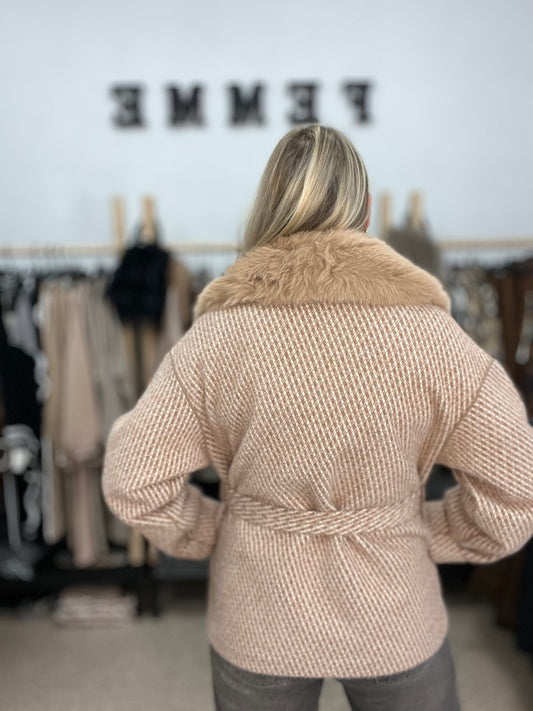 Bēšs mētelis ar mākslīgo kažokādu 