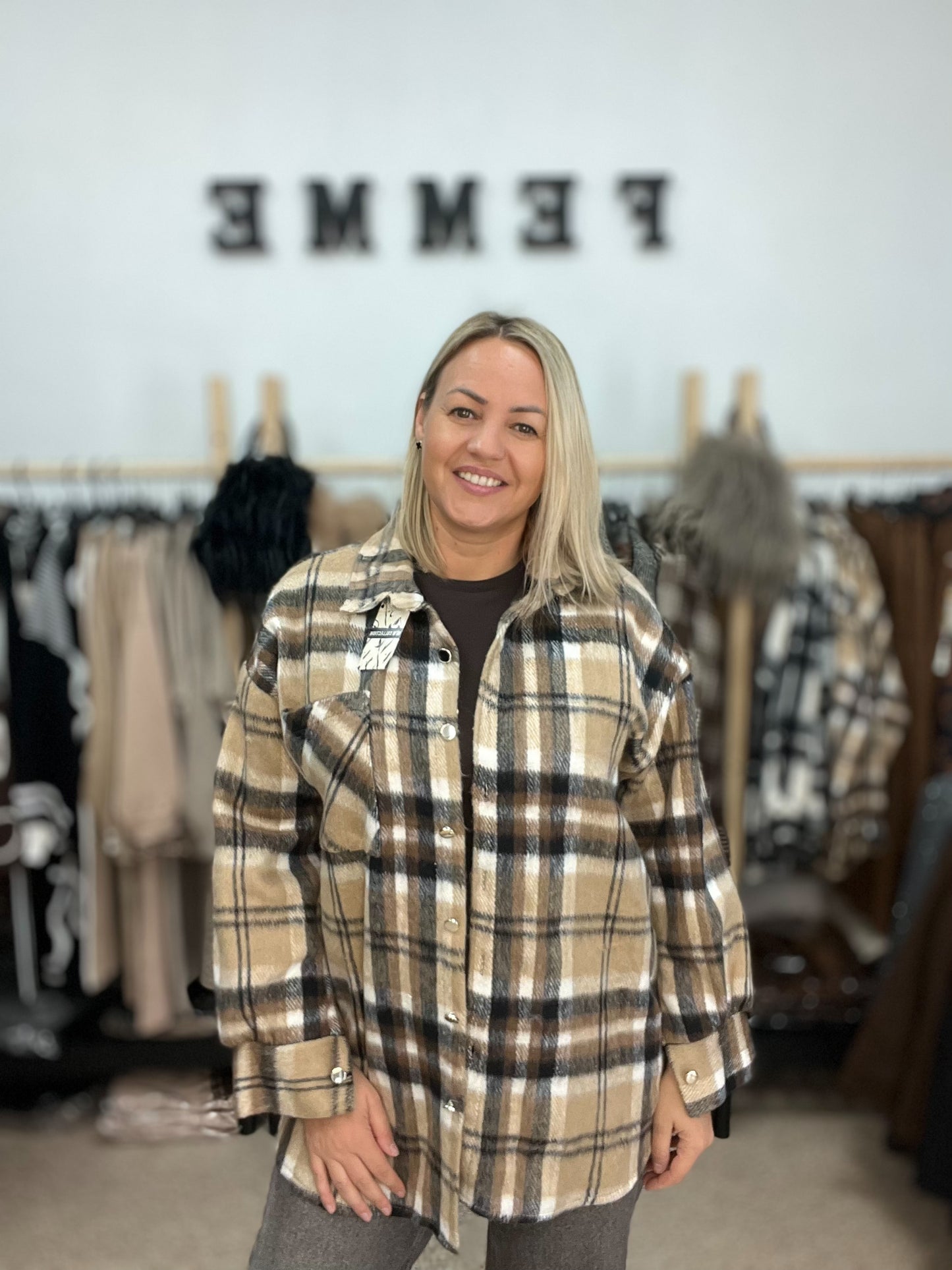 Rūtains krekls brūnos toņos 