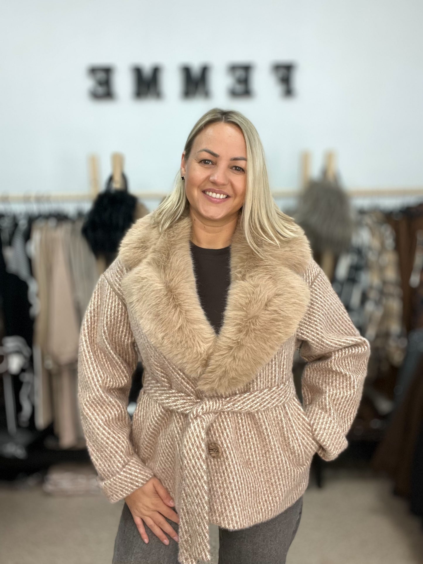 Bēšs mētelis ar mākslīgo kažokādu 