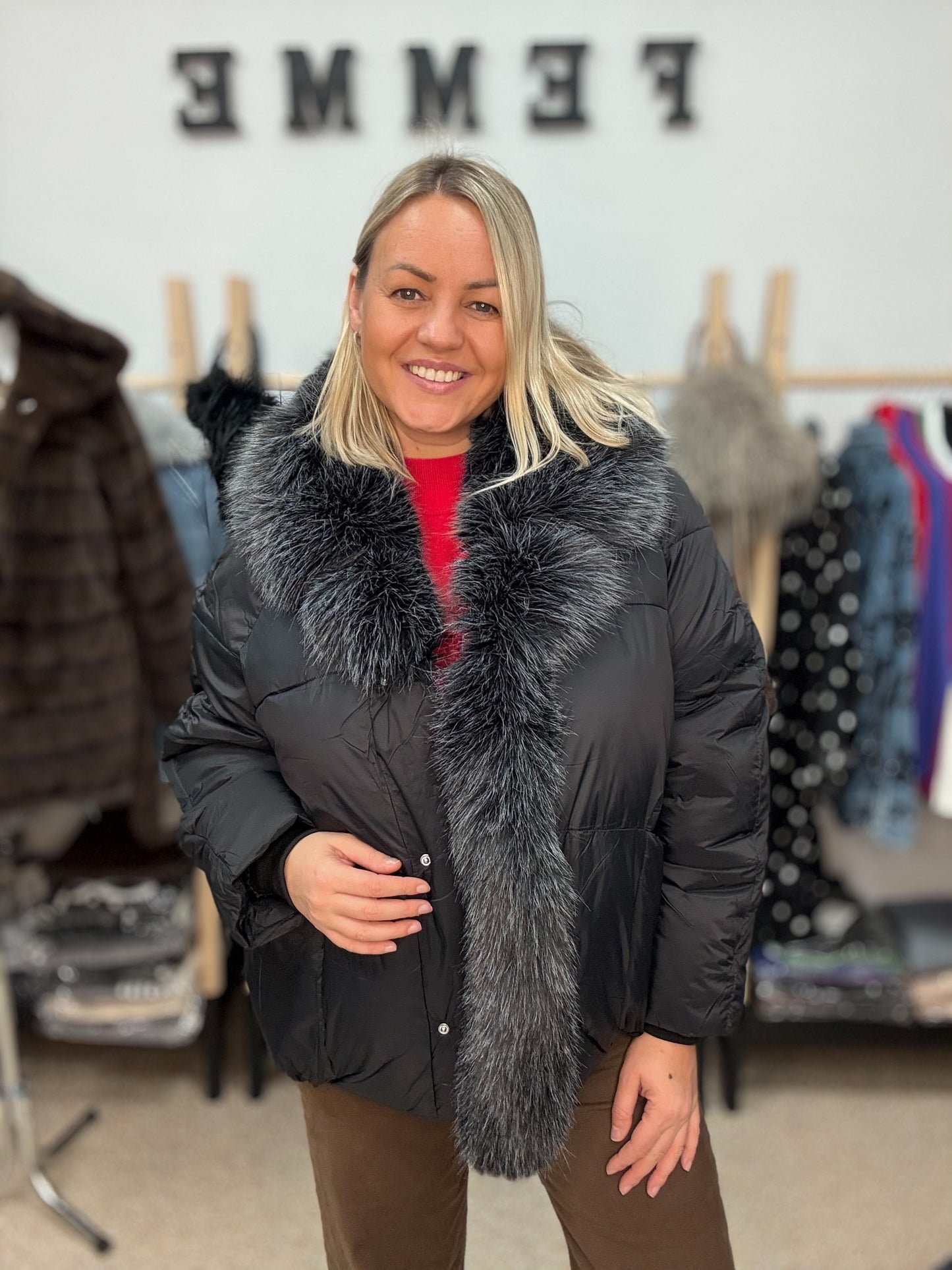 Ziemas jaka ar mākslīgo kažokādu 