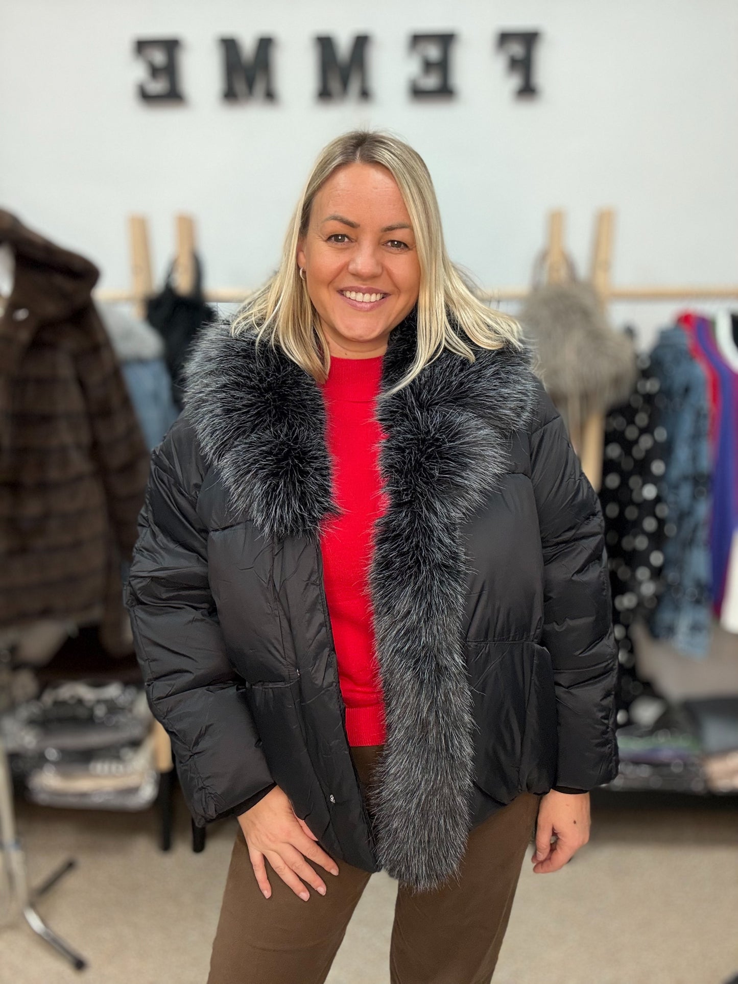 Ziemas jaka ar mākslīgo kažokādu 